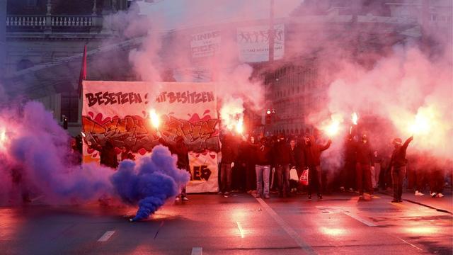 Le cortège était emmené par une septantaine de personnes vêtues de noir, en partie masquées. [Peter Klaunzer]