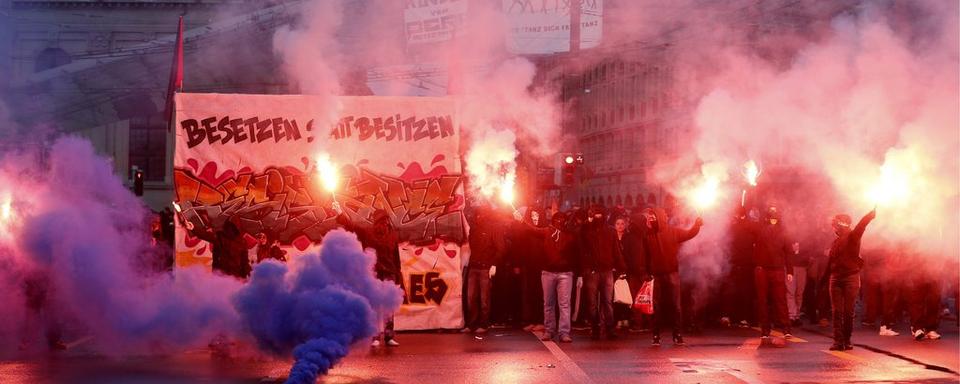 Le cortège était emmené par une septantaine de personnes vêtues de noir, en partie masquées. [Peter Klaunzer]