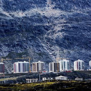 Des immeubles en construction dans la capitale du Groenland, la ville de Nuuk. [Per Folkver]