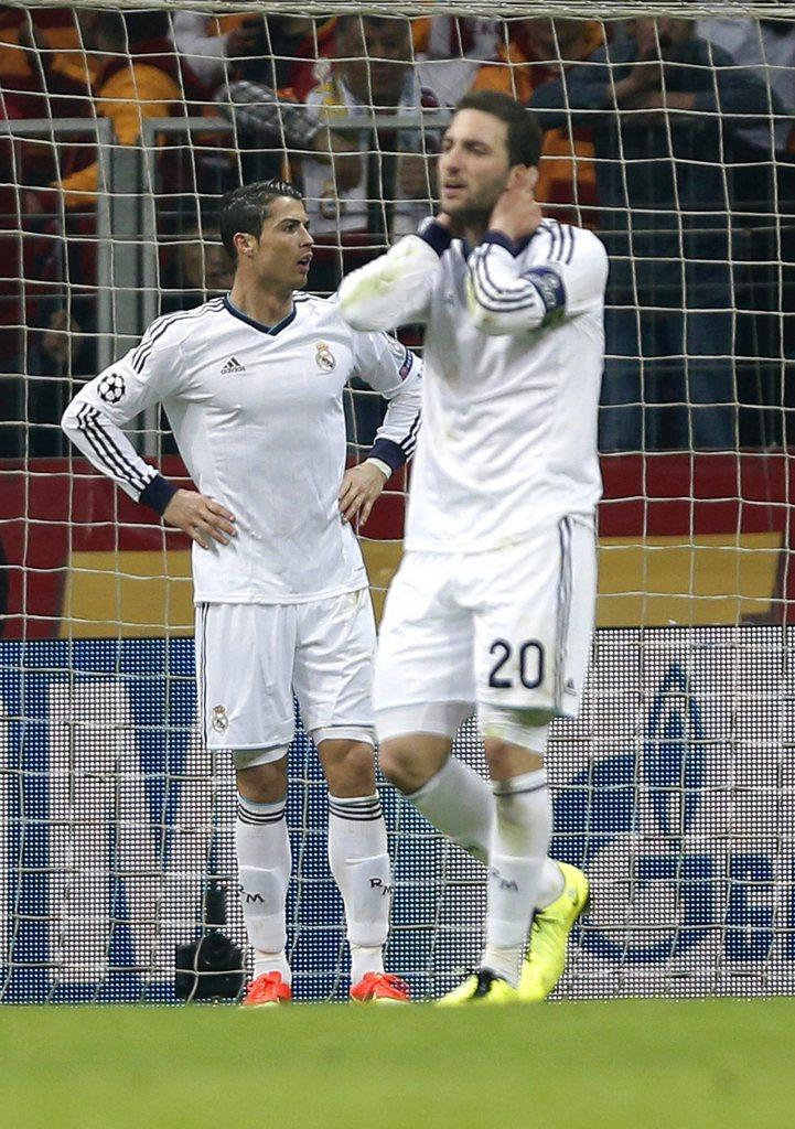 epa03655845 Real Madrid players Cristiano Ronaldo (L) and Gonzalo Higuain (R) react during the UEFA Champions League quarter final second leg soccer match between Galatasaray and Real Madrid in Istanbul, Turkey, 09 April 2013. EPA/TOLGA BOZOGLU [KEYSTONE - Tolga Bozoglu]