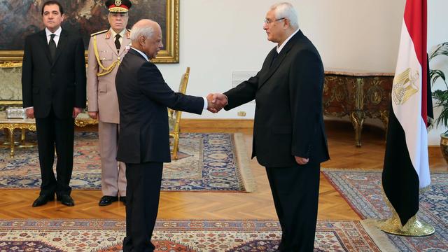 Le nouveau Premier ministre Hazem el-Biblawi (à gauche) serre la main du président par intérim Adly Mansour. [Egyptian Presidency]