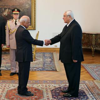 Le nouveau Premier ministre Hazem el-Biblawi (à gauche) serre la main du président par intérim Adly Mansour. [Egyptian Presidency]