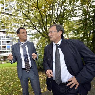 Charles Beer (gauche), président du Conseil d'Etat genevois et Francois Lamy (droite), ministre français de la Ville en visite au Lignon. [Martial Trezzini]