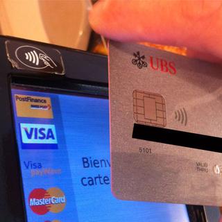 Il suffit d'approcher sa carte équipée d'une puce NFC à quelques centimètre du terminal pour payer ses achats. [RTS]