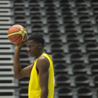 Clint Capela, joueur de l'équipe Suisse de basketball, lors d'un entraînement ce mardi 30 juillet 2013 à la salle St-Leonard de Fribourg [Jean-Christophe Bott]