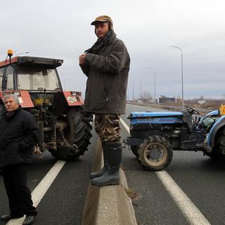 Des paysans faisant bloquant une autoroute au nord de la Grèce en signe de mécontentement. [Nikolas Giakoumidis]