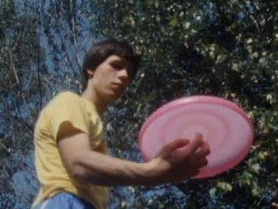 Un adepte du frisbee en 1985. [RTS]