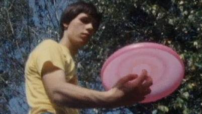Un adepte du frisbee en 1985. [RTS]