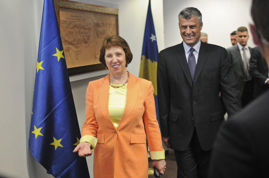 Catherine Ashton avec le Premier ministre kosovar Hashim Thaci à Pristina, 10.07.2013. [EPA/Keystone - Kushtrim Ternava]