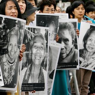 Des Japonaises brandissent des portraits de "femmes de réconfort" utilisées par l'armée japonaise pour "maintenir le moral des troupes". [Toru Yamanaka]