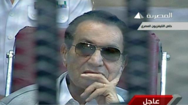 Hosni Moubarak, 85 ans, est apparu devant la cour assis dans un fauteuil roulant, vêtu de blanc et le regard caché par des lunettes de soleil. [Télévision égyptienne]