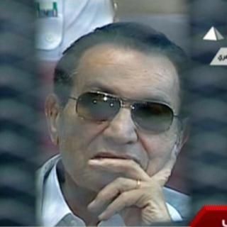 Hosni Moubarak, 85 ans, est apparu devant la cour assis dans un fauteuil roulant, vêtu de blanc et le regard caché par des lunettes de soleil. [Télévision égyptienne]