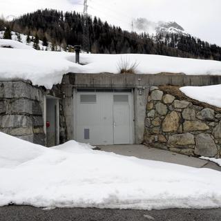 L'entrée de l'ancien bunker militaire All'Acqua, à Bedretto, qui pourrait abriter 120 requérants. [Karl Mathis]