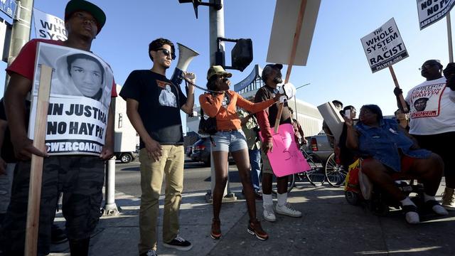 Les villes américaines ont connu une deuxième nuit de manifestations et de veillées pour dénoncer le racisme dans l'affaire Trayvon Martin. [PAUL BUCK]