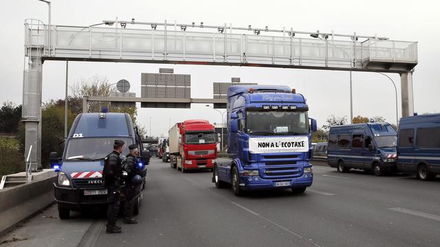 Les camions ont bloqué une voie sur plusieurs autoroutes en France. [Patrick Kovarik]