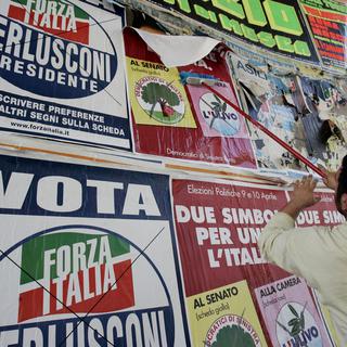 Des affiches de la droite et de la gauche en vue des élections législatives en Italie. [AP/Gregorio Borgia]
