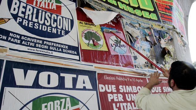 Des affiches de la droite et de la gauche en vue des élections législatives en Italie. [AP/Gregorio Borgia]