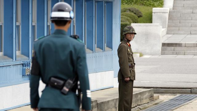 Un soldat nord-coréen (à droite) toise un soldat sud-coréen sur la ligne de démarcation qui sépare les deux pays.