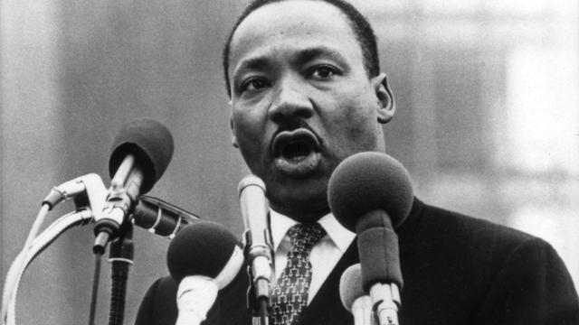 1964 - Martin Luther King (Etats-Unis) - Le pasteur baptiste est récompensé pour sa longue lutte non violente contre la ségrégation raciale et en faveur des droits civiques aux Etats-Unis. Il meurt assassiné le 4 avril 1968 à Memphis, dans le Tennessee, à l'âge de 39 ans.