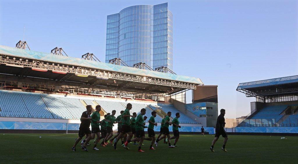 Les St-Gallois découvrent le stade Khimki, dans les alentours de Moscou. [KEYSTONE - Sergei Chirikov]