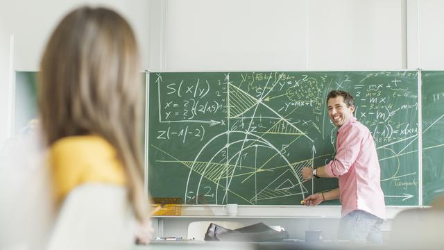 Un professeur enseigne les mathématiques. [AFP]