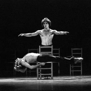 Jorge Donn en décembre 1987 dans le chorégraphie "Trois Pas de Deux" de Maurice Béjart. [Lipnitzki / Roger-Viollet / AFP - Jean-Guy Python]