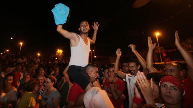 Des manifestants demandant la dissolution de l'Assemblée nationale constituante. [EPA/MOHAMED MESSARA]