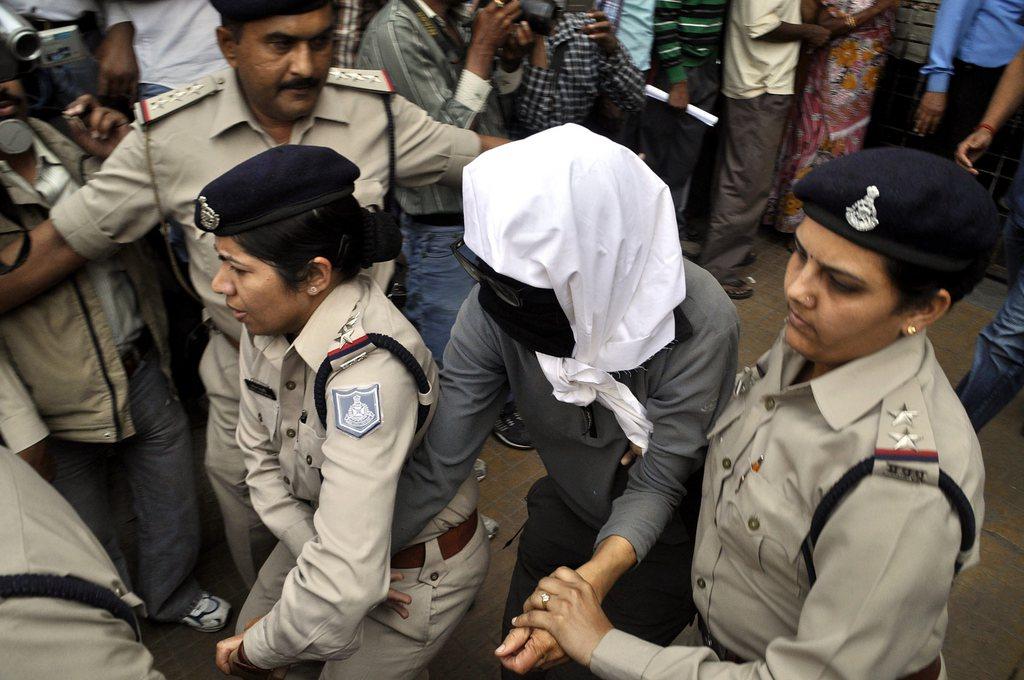 La victime escortée samedi par la police à Gwalior. [Sanjeev Gupta]