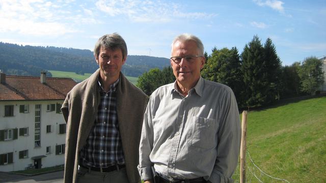 Martial Voumard (à droite) et Roland Schweizer, président et vice-président de Protection Habitat et Paysage Jura bernois à Tramelan, opposés aux éoliennes. [Alain Arnaud]