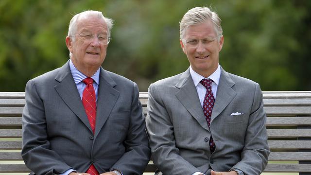 L'ex-roi Albert II et l'actuel roi Philippe de Belgique (ici, en 2012). [Belga/AFP - Dirk Waem]