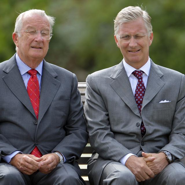 L'ex-roi Albert II et l'actuel roi Philippe de Belgique (ici, en 2012). [Belga/AFP - Dirk Waem]