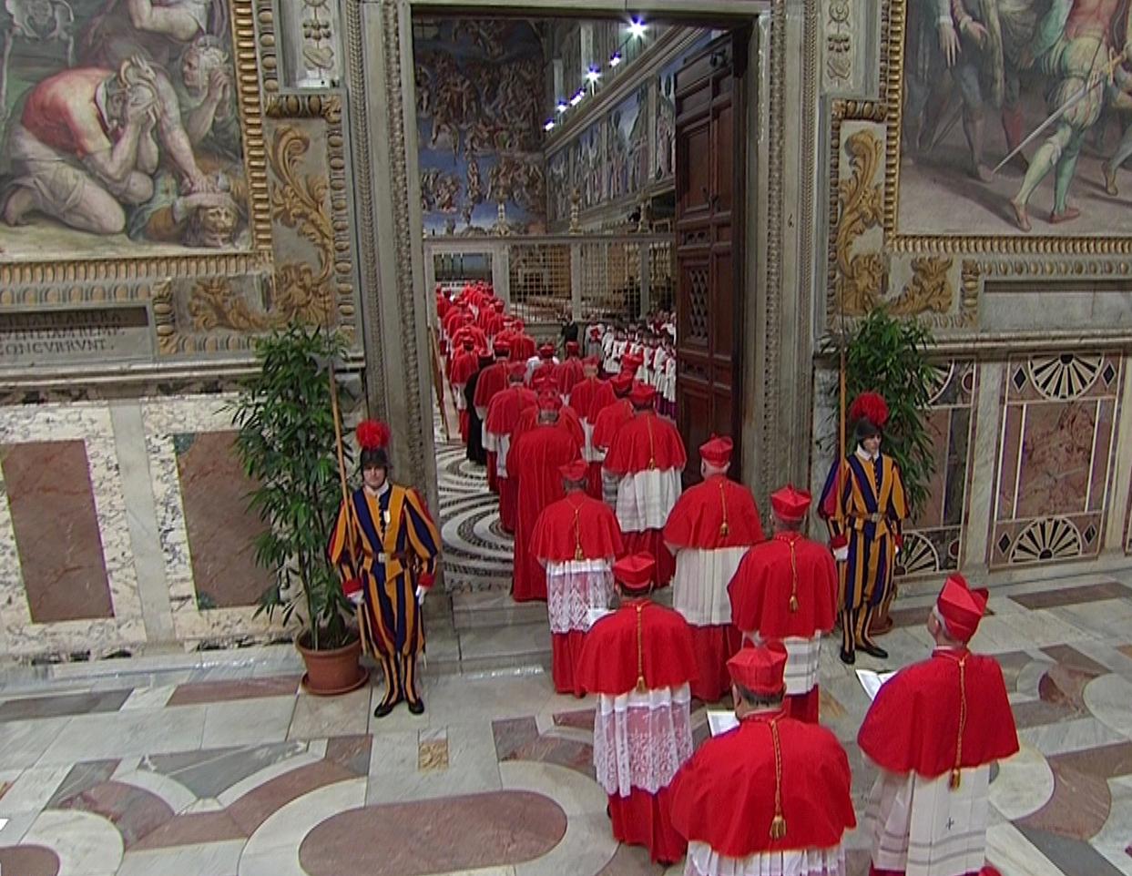 Les cardinaux ont commencé à entrer dans la Chapelle Sixtine. [REUTERS - � Reuters TV / Reuters]