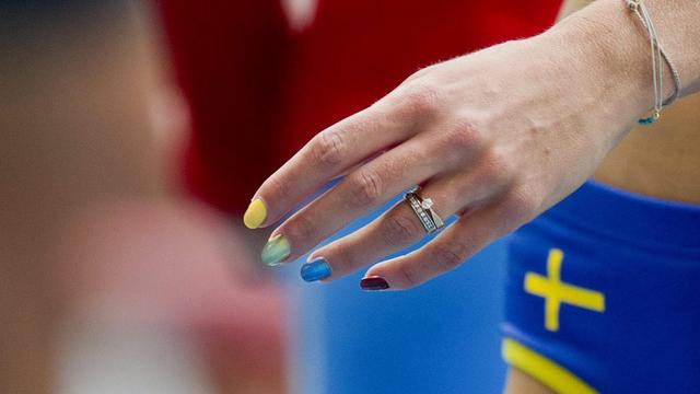 La Suédoise Emma Green-Tregaro a affiché son soutien au mouvement gay et lesbien en peignant ses ongles aux couleurs du drapeau de l'arc-en-ciel lors des mondiaux de Moscou. [EPA/Keystone - Erik Martensson]