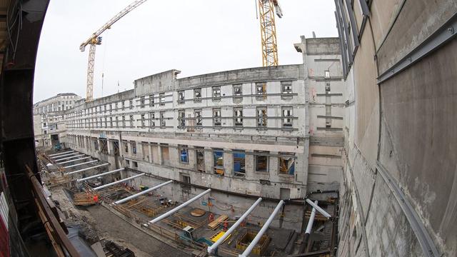 Des ouvriers travaillant sur le chantier de la gare de Cornavin, à Genève.