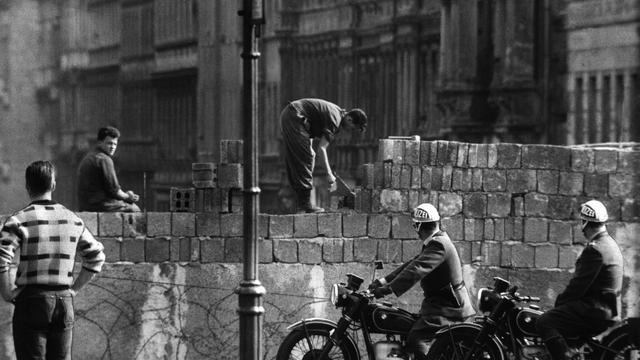 Le mur, qui sépare physiquement la ville de Berlin-Est et Berlin-Ouest, devient le symbole d'une Europe divisée par le Rideau de Fer pendant la Guerre Froide. [DPA/AFP]