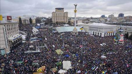 La foule était dense sur sur la place de l'Indépendance dimanche à Kiev.