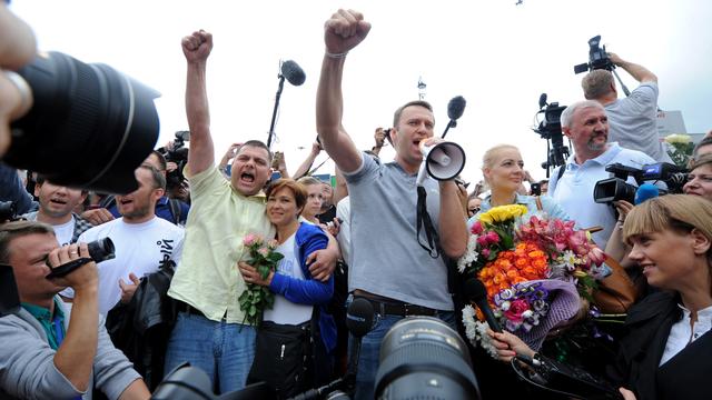 Alexeï Navalny, s'exprimant à l'aide d'un porte-voix, a annoncé à ses partisans sa décision de maintenir sa candidature à l'élection du maire de Moscou.