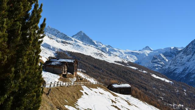 Journée ensoleillée dans le val d'Hérens, avec vue sur la Dent Blanche et le glacier de Ferpècle, vers 14 heures. [Léon Maistre]