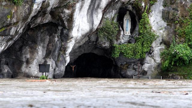 La crue du Gave de Pau a débordé dans la grotte de Lourdes où la tradition catholique situe des apparitions de la Vierge. [LAURENT DARD]