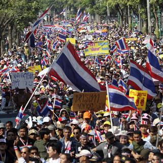 Des milliers de Thaïlandais protestent contre le gouvernement à Bangkok. [Sakchai Lalit]