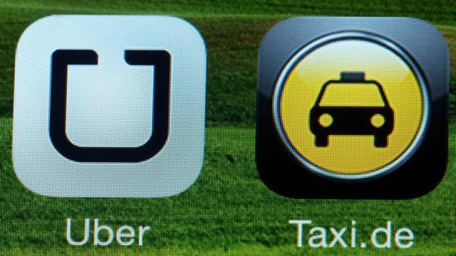 Les logos des applications mobiles "rivales" du service Uber et des taxis officiels en Allemagne. [EPA/JENS BUETTNER]