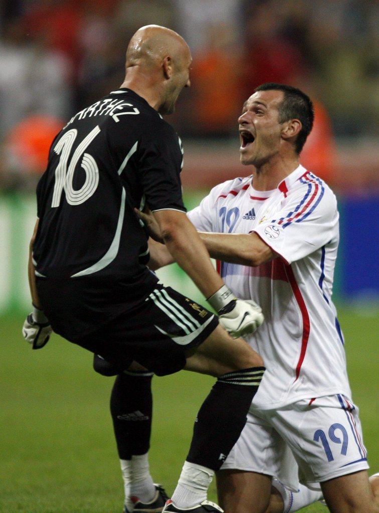 Ici avec Fabien Barthez, Willy Sagnol a disputé la finale de la Coupe du monde 2006, perdue contre l'Italie. [KEYSTONE - RONALD WITTEK]