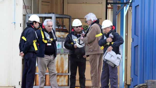 Francesco Schettino, au centre, est de retour à Giglio. [EPA/Claudio Giovannini]