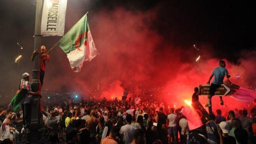 Les fans de l'équipe d'Algérie ont célébré la première qualification de leur histoire pour les huitièmes de finale au Mondial. Ici à Marseille. [AFP - BORIS HORVAT]