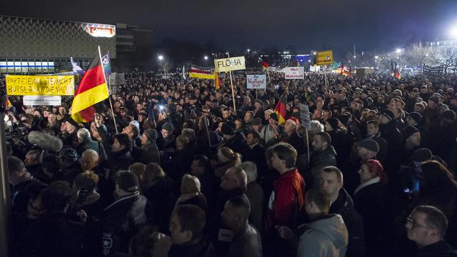 Au moins 10'000 manifestants étaient réunis lundi soir à Dresde. [AFP - Jens Schlueter]