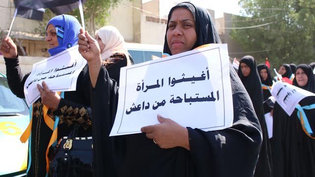 Ces femmes protestent à Bassorah contre les abus commis par les djihadistes de Daesh, comme inscrit sur leurs pancartes. [Mohammed Ali]