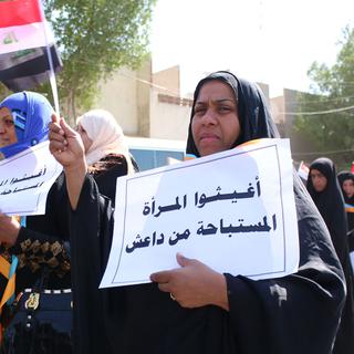 Ces femmes protestent à Bassorah contre les abus commis par les djihadistes de Daesh, comme inscrit sur leurs pancartes. [Mohammed Ali]