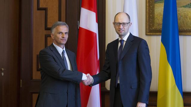 Didier Burkhalter, actuel président de l'OSCE, a rencontré le Premier ministre par intérim de l'Ukraine Arseni Iatseniouk à Kiev lundi. [EPA/PETER KLAUNZER]