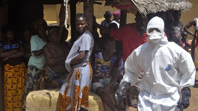 Scène de rue dans le comté de Bomi, près de la capitale du Liberia Monrovia, où des services sanitaires ont évacué le corps d'une femme suspectée d'avoir succombé à Ebola. [Abbas Dulleh]