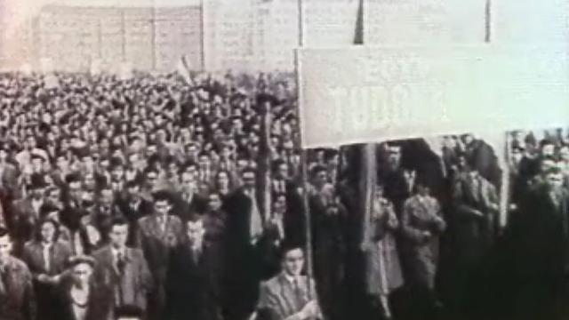 Budapest 1956. Manifestation d'étudiants lors de l'insurrection populaire. [RTS]